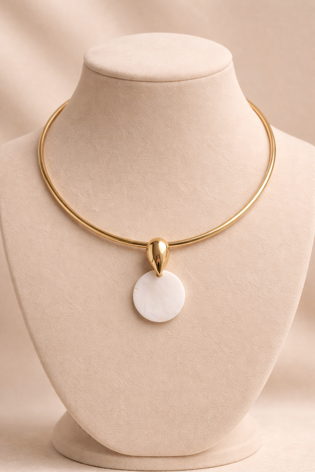 Collar Elara