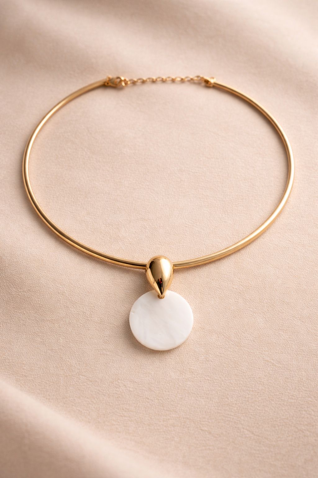 Collar Elara